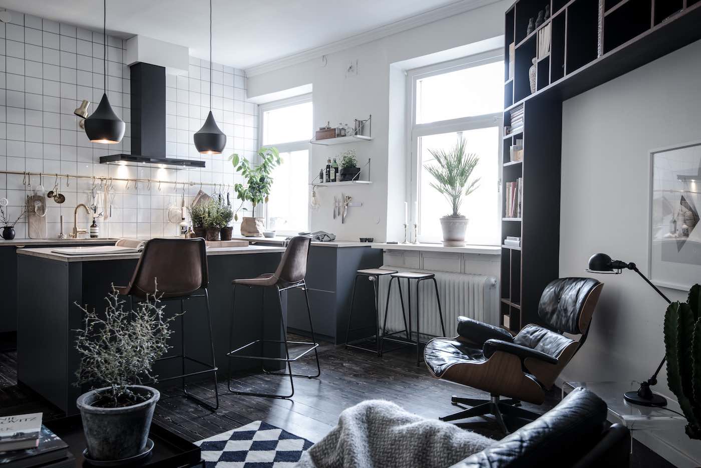 Dunkle Wohnküche mit Eames Lounge Chair