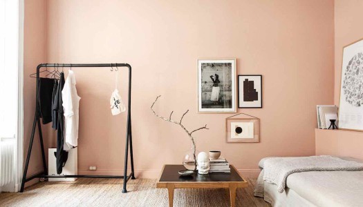 Nordische Wohnung mit Coral Pink Kontrasten